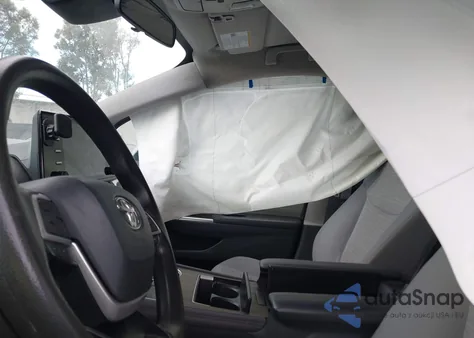 2021 Toyota Sienna Le z USA, uszkodzony, nr VIN 5TDKRKEC1MS043892